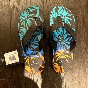 Rip Curl flip flops, size 4 youth. NWT